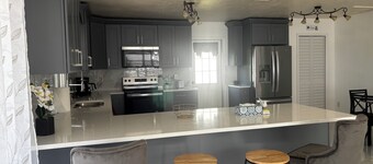 Gorgeous 3-bedroom waterfront house with AC in welcoming Bradenton