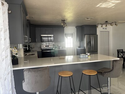 Gorgeous 3-bedroom waterfront house with AC in welcoming Bradenton