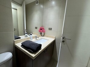 مجففات شعر، مناشف، صابون، ورق حمّام