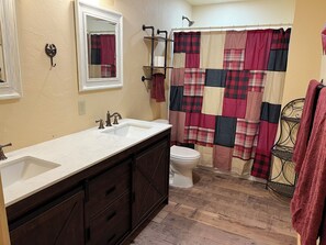 Hair dryer, towels, soap, toilet paper - Cozy 1-bedroom hideaway in Hill City, SD (Hill City)