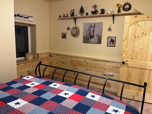 WiFi, bed sheets - Cozy 1-bedroom hideaway in Hill City, SD (Hill City)