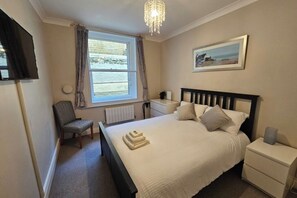 1 dormitori, caixa forta a l'habitació i planxa i posts de planxar 