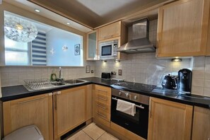 Frigorífic, microones, forn i placa de cuina 