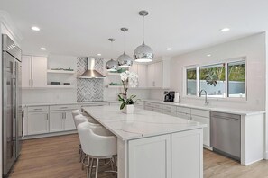 Private kitchen - Beachside Elegance Just a Short Walk from the Ocean (Jupiter)