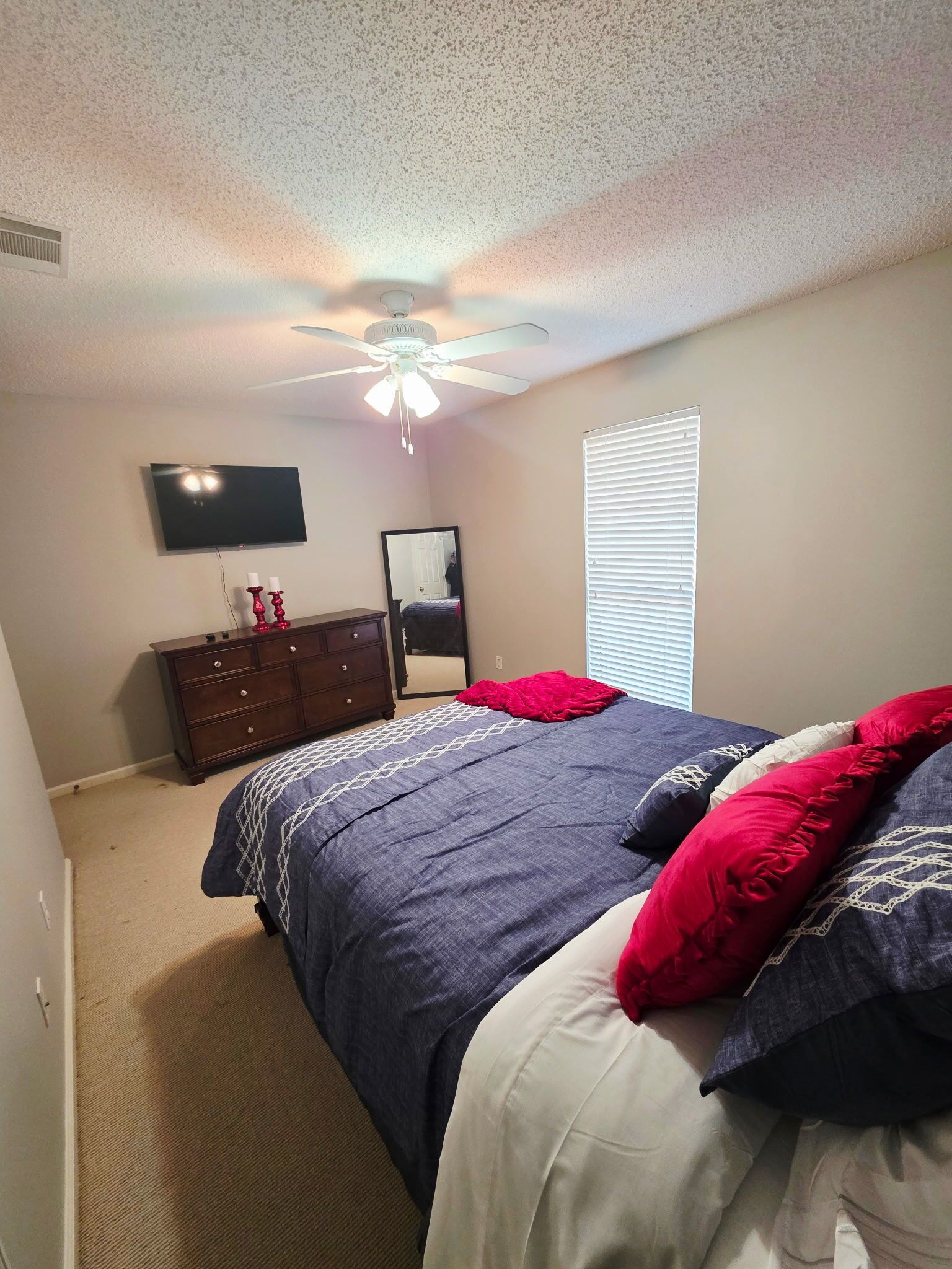 3 bedrooms, desk, iron/ironing board, free WiFi