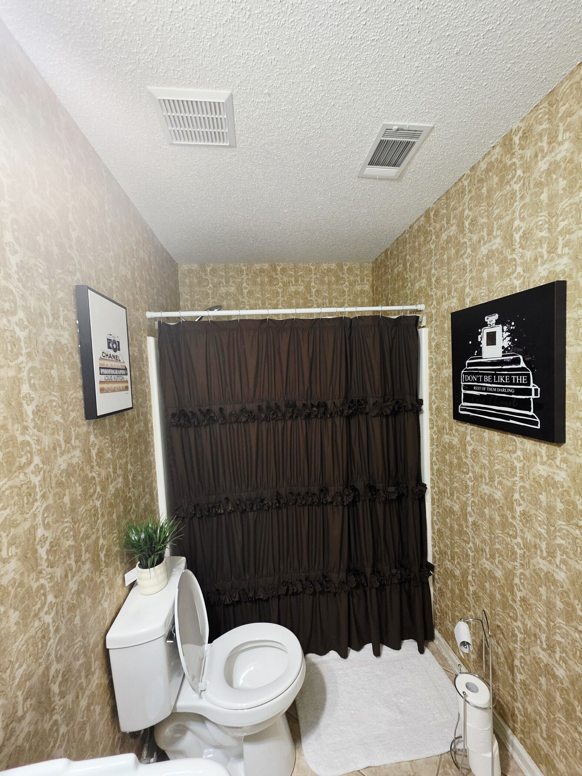 Sèche-cheveux, serviettes fournies, papier toilette