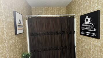 SĂšche-cheveux, serviettes fournies, papier toilette