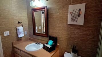 SĂšche-cheveux, serviettes fournies, papier toilette