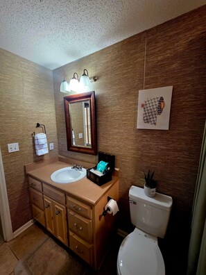 Haartrockner, Handtücher, Toilettenpapier