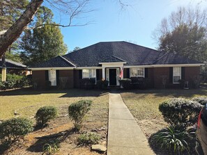 Exterior - 3-bedroom house in awesome Albany with cool AC for relaxing stay (Albany)