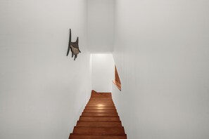 A staircase with wooden steps leading upwards. - Twins Villa - Mellizo B - Charming 2-bedroom villa with AC in Long Bay Hills (Long Bay Hills)