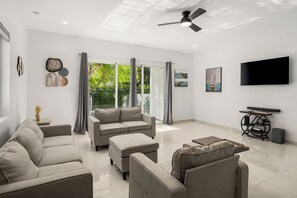 TV - Twins Villa - Mellizo B - Charming 2-bedroom villa with AC in Long Bay Hills (Long Bay Hills)