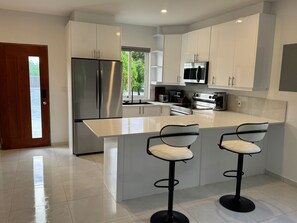 Micro-ondes, four, plaque de cuisson