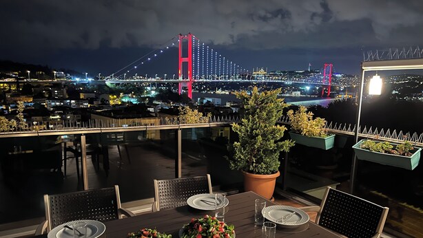 Outdoor dining - Stylish apartment with Bosphorus view (İstanbul)