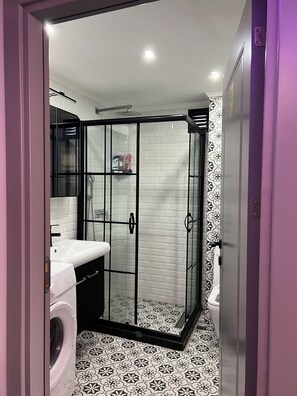 Shower, hair dryer, bidet, towels - Stylish apartment with Bosphorus view (İstanbul)
