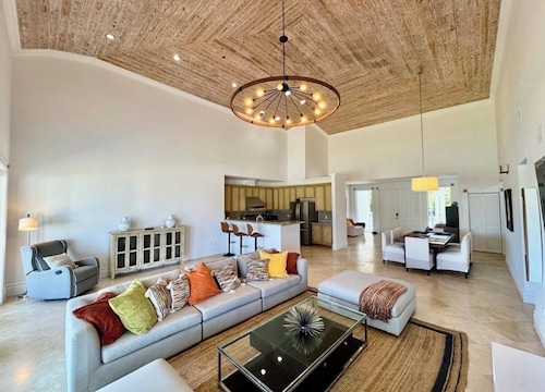 Spacious 4-bedroom villa with 90ft dock in Bimini Bay Resort