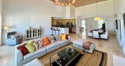 Spacious 4-bedroom villa with 90ft dock in Bimini Bay Resort