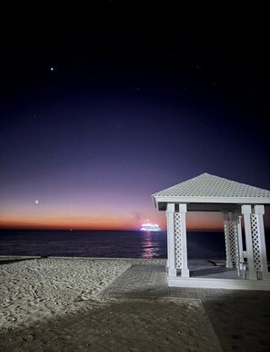Sun-loungers, beach towels - Spacious 4-bedroom villa with 90ft dock in Bimini Bay Resort (Bailey Town)