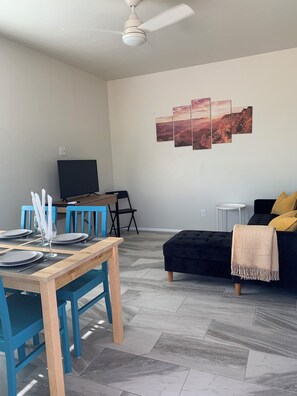 Living area - Cozy 1-bedroom bungalow in lovely Tucson. (Tucson)
