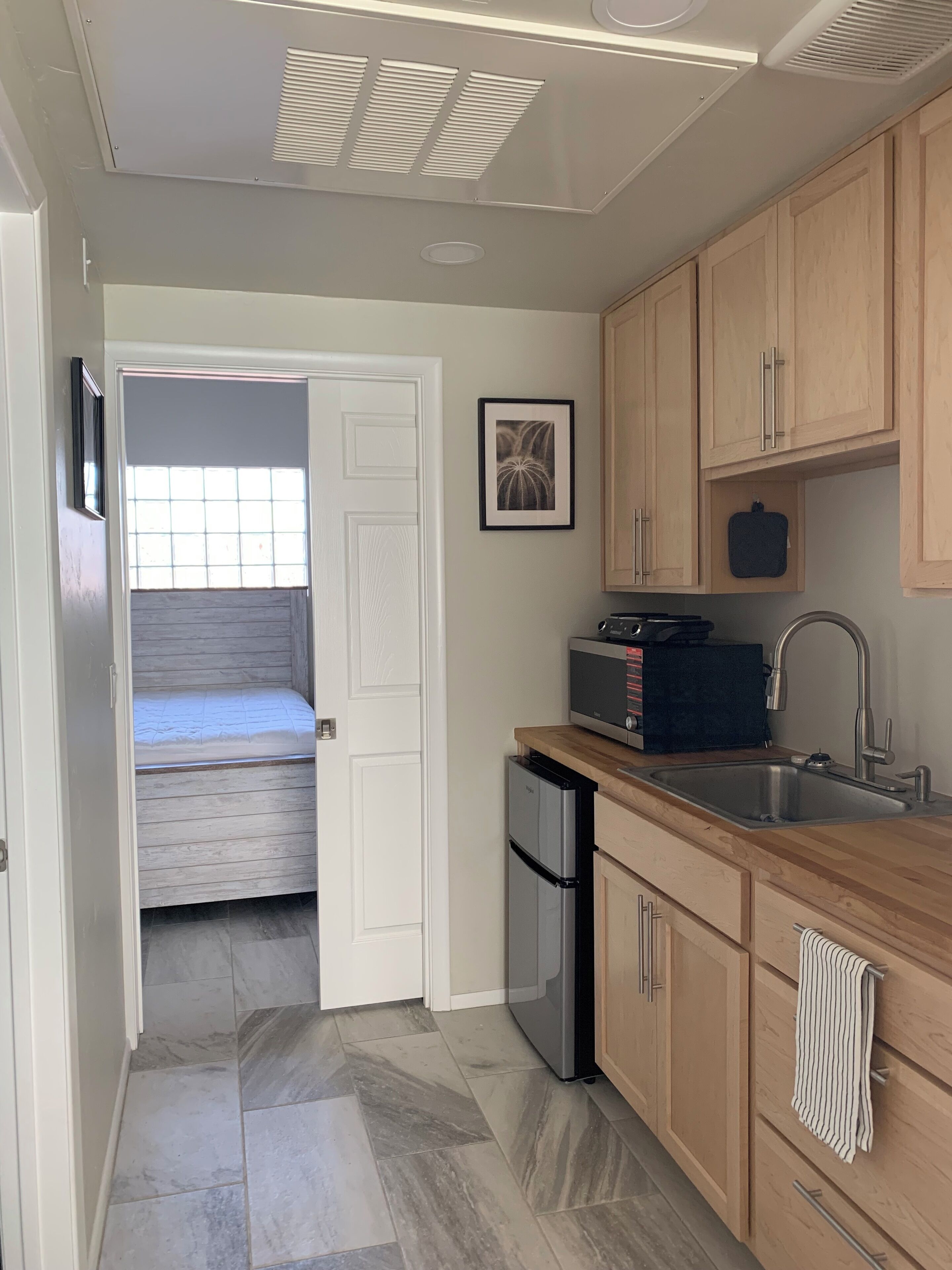 Een strijkplank/strijkijzer, wifi, beddengoed