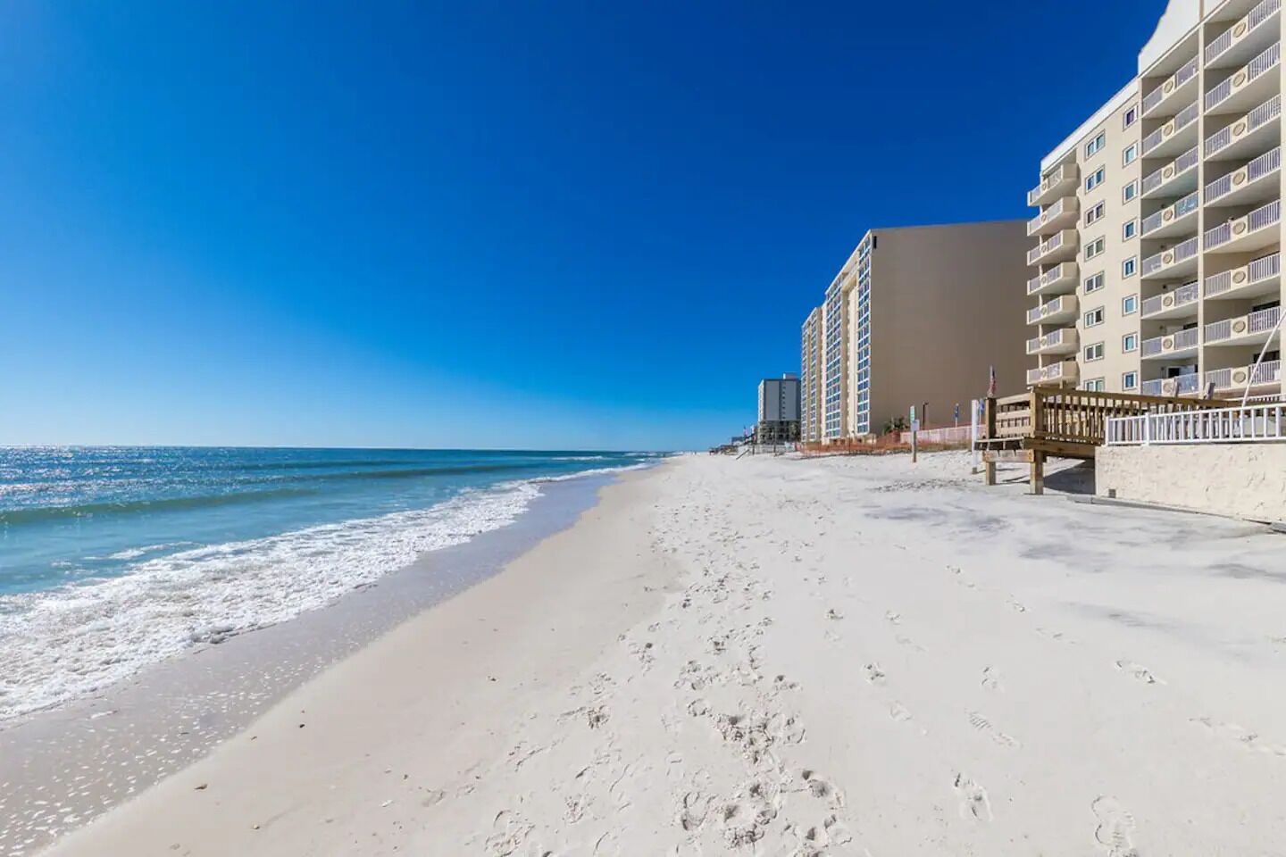 På stranden, solsenger og strandhåndklær