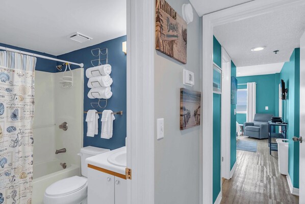 Bathroom - Beachfront condo with pool, private balcony, perfect for families. (Gulf Shores)