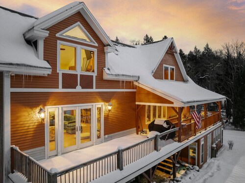 Eagles Nest: Indoor Hot Tub | Sleep 13 | Barn