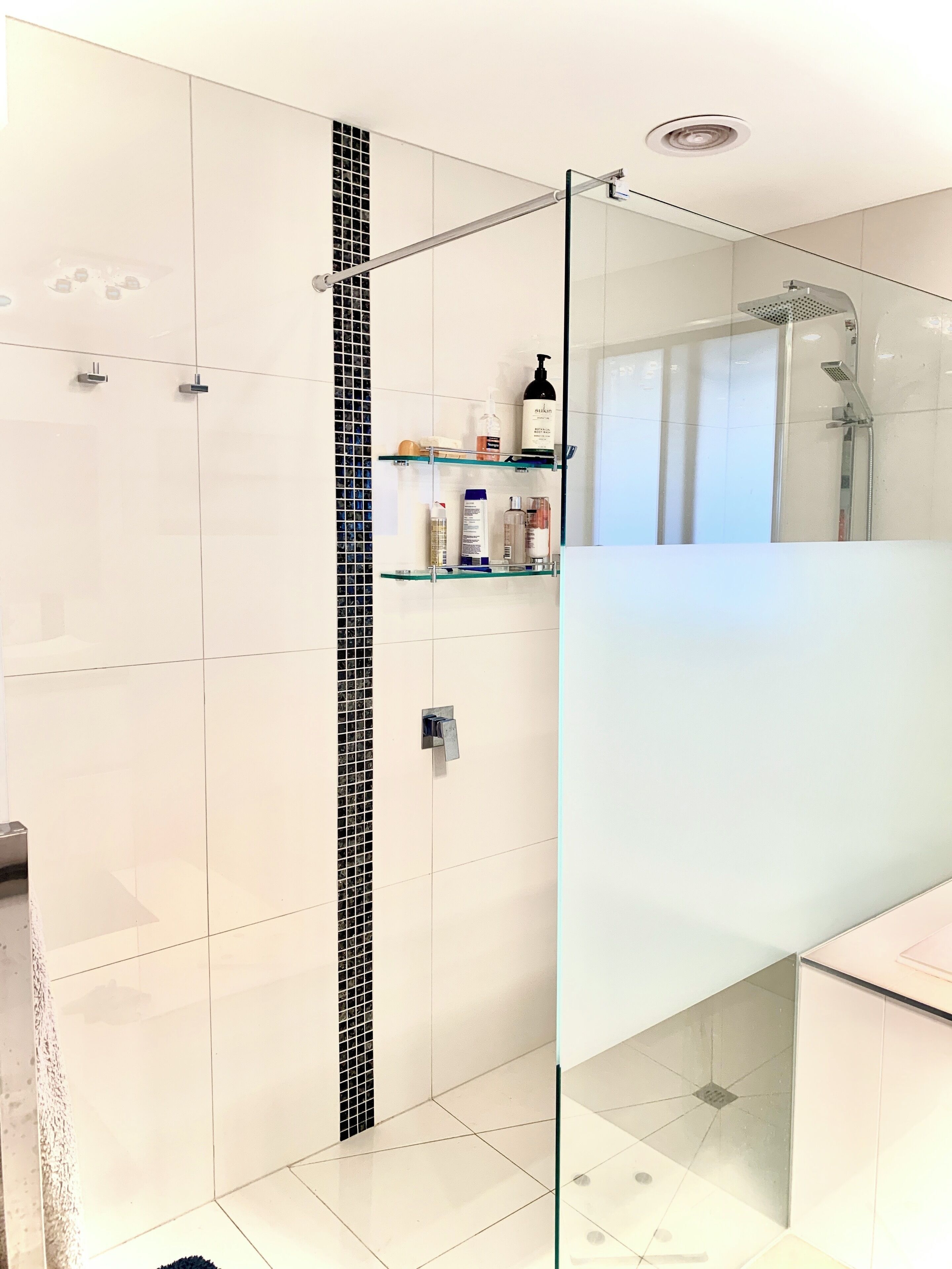 Suihku, hiustenkuivaaja, pyyhkeet, saippua