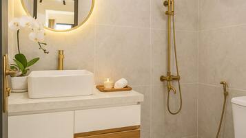 Quarto casal superluxo, vista para o jardim | Banheiro | Produtos de toalete grátis, sabonete, papel higiênico