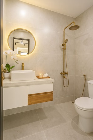 Quarto casal superluxo, vista para o jardim | Banheiro | Produtos de toalete grátis, sabonete, papel higiênico