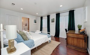 4 bedrooms, desk, iron/ironing board, free WiFi - LA Urban Retreat – Easy Access to SoFi, DTLA & USC (Los Angeles)