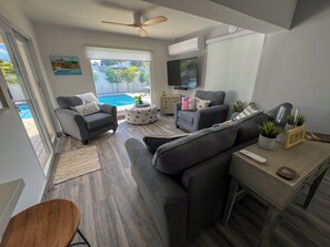 Smart TV, books, stereo - Luxury Coastal Villa: Private Pool - Beach - Resort Style (Dorado)