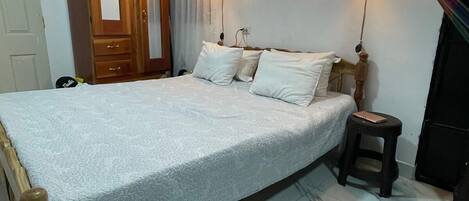 1 dormitorio, tabla de planchar con plancha, wifi y ropa de cama