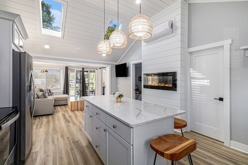 Peaceful Lakefront Retreat with Hot Tub