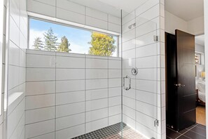 Hair dryer, towels, soap, shampoo - Pristine & Beautiful  3b2b Townhouse in West Seattle (Seattle)