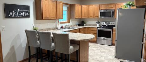 Een koelkast, een magnetron, een oven, een kookplaat