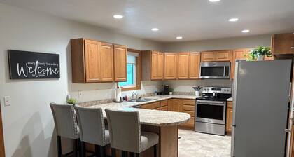 2-bedroom townhome in Elk Point with King bed