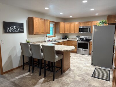 2-bedroom townhome in Elk Point with King bed