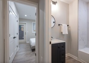 WiFi, bed sheets - Prime Location 1-Bedroom near Metro (Washington)