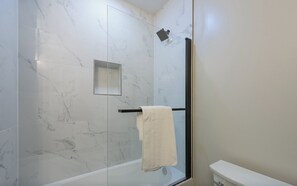 Serviettes fournies, savon, papier toilette