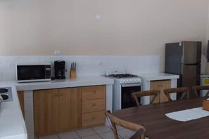 Frigorífico, microondas, horno y cafetera o tetera