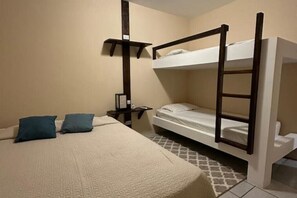 Tabla de planchar con plancha, wifi gratis, ropa de cama