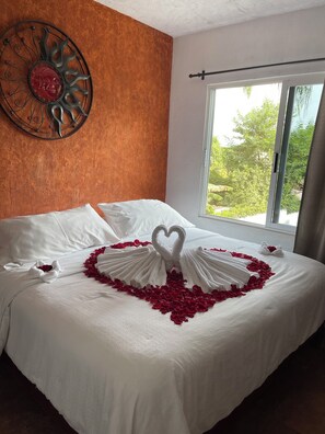 Ropa de cama de alta calidad, cubrecamas, escritorio y wifi gratis 