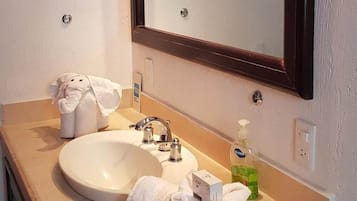 Deluxe Double Room, Garden View | Bathroom | Shower, free toiletries, hair dryer, towels