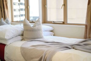 Iron/ironing board, WiFi, bed sheets - Stylish Apartment In The Rocks with City view (The Rocks)