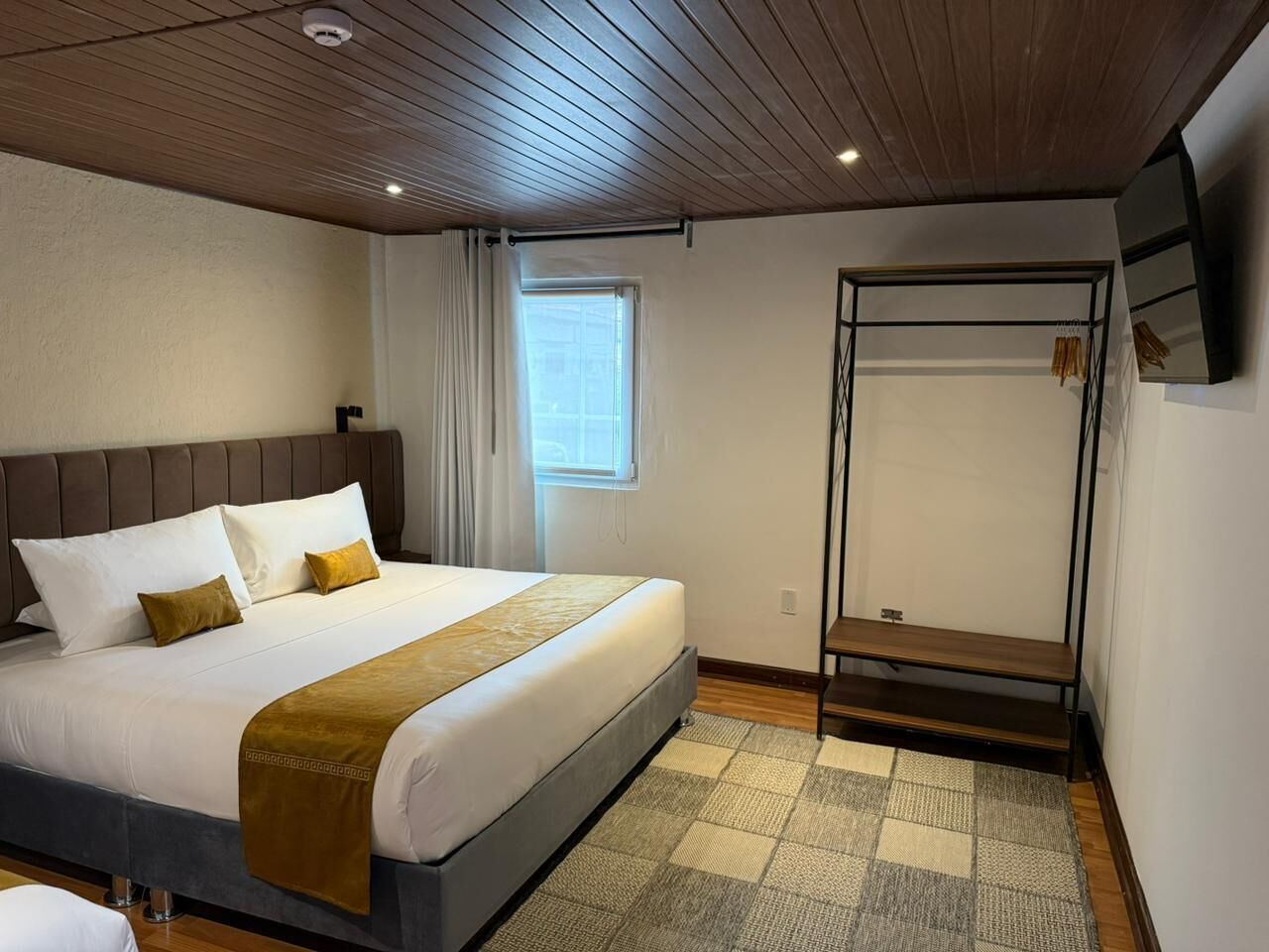 Camera familiare, vista città | Una cassaforte in camera, tende oscuranti, insonorizzazione