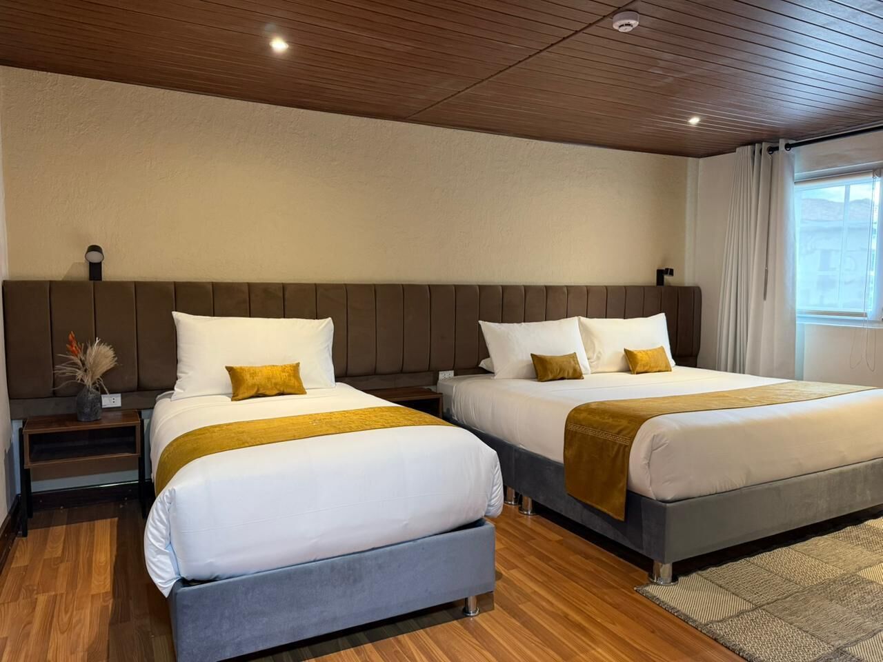 Camera familiare, vista città | Una cassaforte in camera, tende oscuranti, insonorizzazione