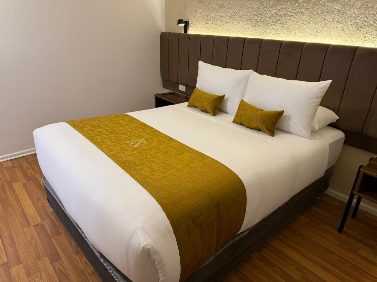 Camera Standard | Una cassaforte in camera, tende oscuranti, insonorizzazione