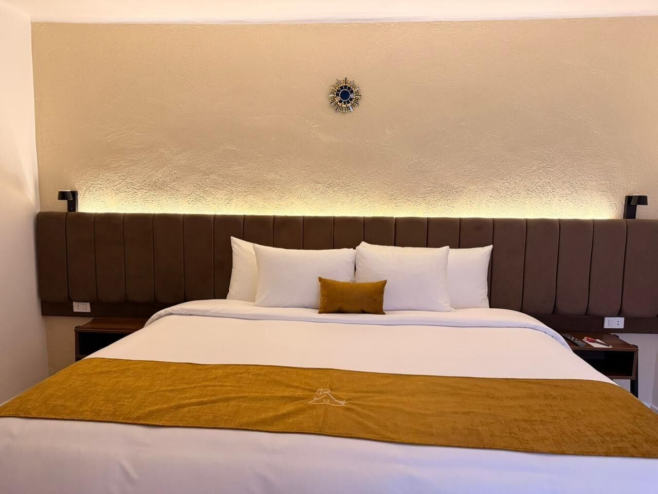 Habitación Deluxe con 1 cama matrimonial o 2 individuales | Caja de seguridad en la habitación, cortinas blackout y insonorización 