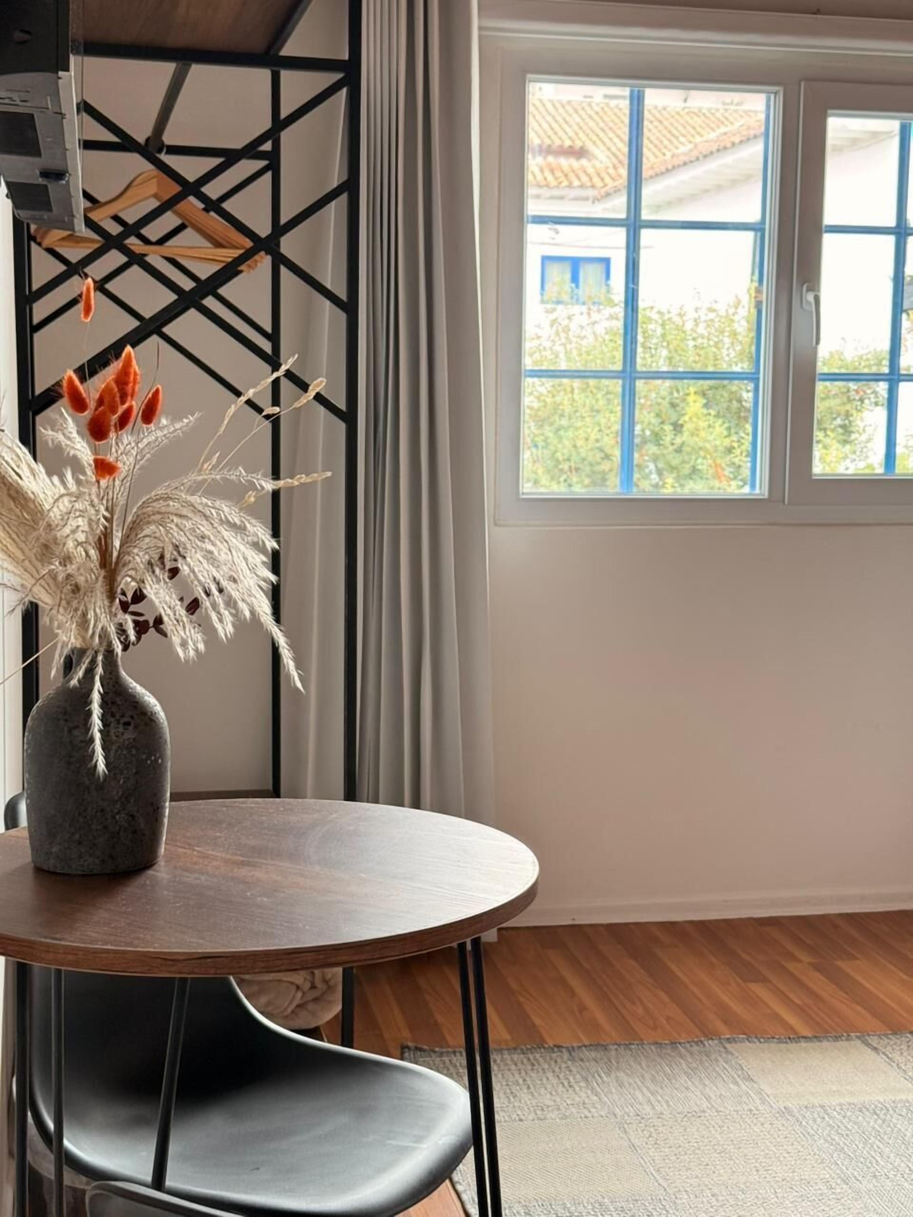 Familierom, byutsikt | Safe på rommet, blendingsgardiner, lydisolert og wi-fi (inkludert)